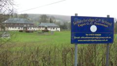 Cyngor yn cytuno i ddechrau'r broses o droi ysgol yn un uniaith Gymraeg