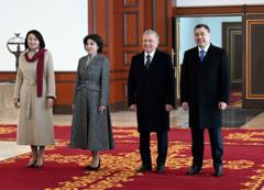 Өзбекстандын президенти Шавкат Мирзиёев жубайы Зироатхон Хошимова менен 26-январда Кыргызстанга мамлекеттик сапар менен келди 