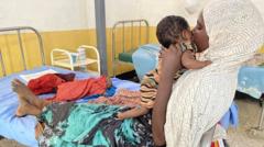 Hawa, anayeonekana hapa akiwa amemshika binti yake Ubah na mwanawe Abdiwali wakiwa wamelala kitandani, anasema alikuwa akidhoofika kwa wiki kadhaa kabla hawajaja kupata msaada.