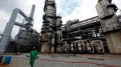 Port Harcourt Refinery na Nigeria oldest. Dem built in 1965, nine years after dem first find crude oil under di creeks of Niger Delta