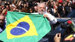 Lula segura bandeira brasileira em são Bernardo do Campo
