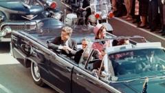Presiden John F Kennedy duduk di samping istrinya, Jackie Kennedy sesaat sebelum tewas ditembak