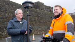 Oes cyrff llofruddwyr o'r 19eg ganrif o dan faes parcio yng Nghaerfyrddin?