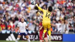 Thủ môn Trần Thị Kim Thanh cản phá được cú phạt đền của tượng đài Mỹ Alex Morgan 
