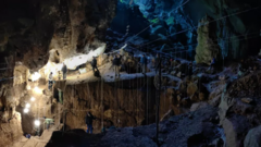 ทีมขุดค้นทางโบราณคดีภายในถ้ำผาลิงของประเทศลาว