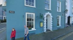 Arestio 6 ar amheuaeth o weithio'n anghyfreithlon mewn bwytai yn y gorllewin