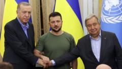 Erdogan (ibumoso) yahuye na Zelensky (hagati) na Guterres (iburyo) mu mujyi wa Lviv mu burengerazuba bwa Ukraine 