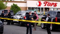 美國水牛城一超市發生槍擊，警察封鎖現場