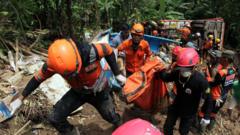 'Bukan musim hujan yang normal' - 24 orang tewas akibat banjir dan longsor di berbagai wilayah