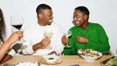 Duas pessoas riem durante refeição