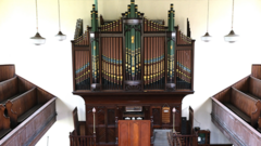 Glanhau organ bib hanesyddol capel Cwm Rhondda fel rhan o waith adfer