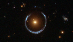 วงแหวนไอน์สไตน์ที่มีรูปทรงคล้ายเกือกม้า ปรากฏขึ้นที่กาแล็กซี LRG 3-757