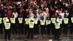 Cảnh sát đứng trước người hâm mộ Anh tại Wembley