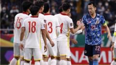 Maya Yoshida của Nhật Bản bắt tay các cầu thủ Việt Nam sau trận đấu