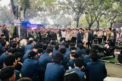 Belasan mahasiswa Trisakti masih ditahan Polda Metro, terancam hukuman penjara hingga enam tahun - 'Bebaskan mahasiswa dari segala tuduhan'