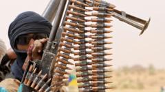 Des militants touaregs armés sont photographiés à l'extérieur de Menaka au Mali - mars 2020.