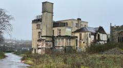 Canfod degau o ysgerbydau ar hen safle ysbyty yn y gorllewin