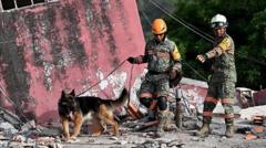 Equipos de rescate internacionales se suman a la búsqueda de sobrevivientes en Venezuela mientras la cifra de muertos supera los 900