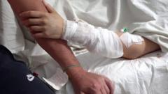 Забинтованная рука пострадавшей после обстрела ТЦ в Кременчуге