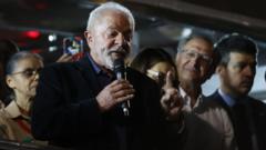 Lula discursando no microfone, com Geraldo Alckmin, Marina Silva e Janja atrás