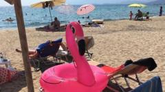 Guma za plivanje u obliku flamingosa na plaži