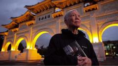香港牧师朱耀明手持自传站在台湾自由广场前