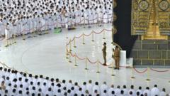 Salat berjamaah di Masjidil Haram di Mekah, hari Minggu (17/10)