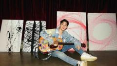 현대미술의 메카 런던 사치(Saatchi)갤러리에 캐나다 출신의 '수퍼주니어 M' 전 멤버로 예능 등 다방면에서 활약하고 있는 헨리의 작품들이 전시됐다