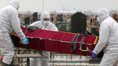 Похороны жителя Омска, умершего из-за коронавируса, на Ново-Южном кладбище