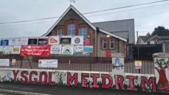 Cais i herio cau Ysgol Meidrim wedi ei wrthod gan yr Uchel Lys