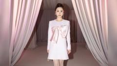 Abby Choi, uma jovem chinesa777 roletavestido rosa