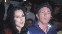 Cher e seu filho Elijah Blue Allman fotografados em uma estreia em 2001