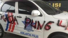 Mobil patroli Polres Luwu dicoret dengan tulisan "Raja Pungli" menggunakan cat semprot.