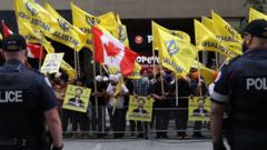 Manifestantes pró-Calistão empunhando bandeiras amarelas durante protesto em Londres