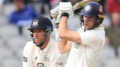 Lancashire hold on to draw with Gloucestershire