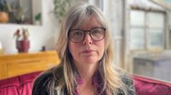 Heddlu nid athrawon ddylai chwilio am arfau - athrawes gafodd ei thrywanu