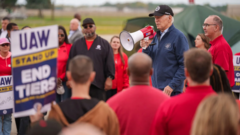 Tổng thống Mỹ Joe Biden đã tham gia cuộc biểu tình với các công nhân ô tô tại bang Michigan ngày 26/9 
