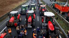 ပြင်သစ်က လယ်သမားတွေဟာ သူတို့တောင်းဆိုတဲ့အချက်တွေကို အာဏာပိုင်တွေ ကြားသိအောင် နိုင်ငံတဝန်းမှာ လှည့်လည်ဆန္ဒဖော်ထုတ်နေပြီး အဲဒီအဖွဲ့ဟာ ဥရောပမှာ အားအကောင်းဆုံးအဖွဲ့ဖြစ်ပါတယ် 