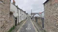Sut y digwyddodd marwolaeth Dynes wedi i'w tharo gan lori ailgylchu?