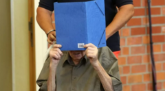 Карыя эч нерсе эсимде жок деп кайталап жатты...