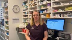 'Amhosib' rhedeg fferyllfa yn y 'sefyllfa waethaf mewn 26 mlynedd'