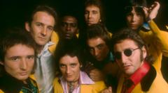 Tributes to Showaddywaddy guitarist after death