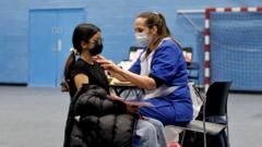 Free meningitis B vaccine should be offered to all teenagers over 15,  UK experts say