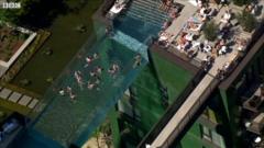 Imagem aérea de piscina de acrílico ligando dois prédios.