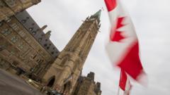加拿大渥太華議會山莊前一面加拿大國旗在飄揚（資料圖片）