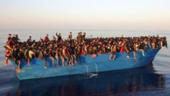 Migrantes en un bote rescatados cerca de Lampedusa