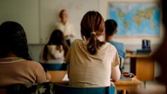 Pryder am 'amddifadu' plant o ieithoedd modern wrth i niferoedd ostwng