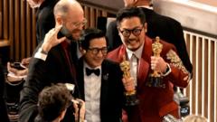 Dois diretores e um ator mostram estátua do Oscar