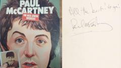 Llyfr gan un o'r Beatles o siop elusen yn Aberystwyth yn gwerthu am £1,000