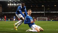 Premier League: Everton lead Liverpool, Blades back in front at Man Utd